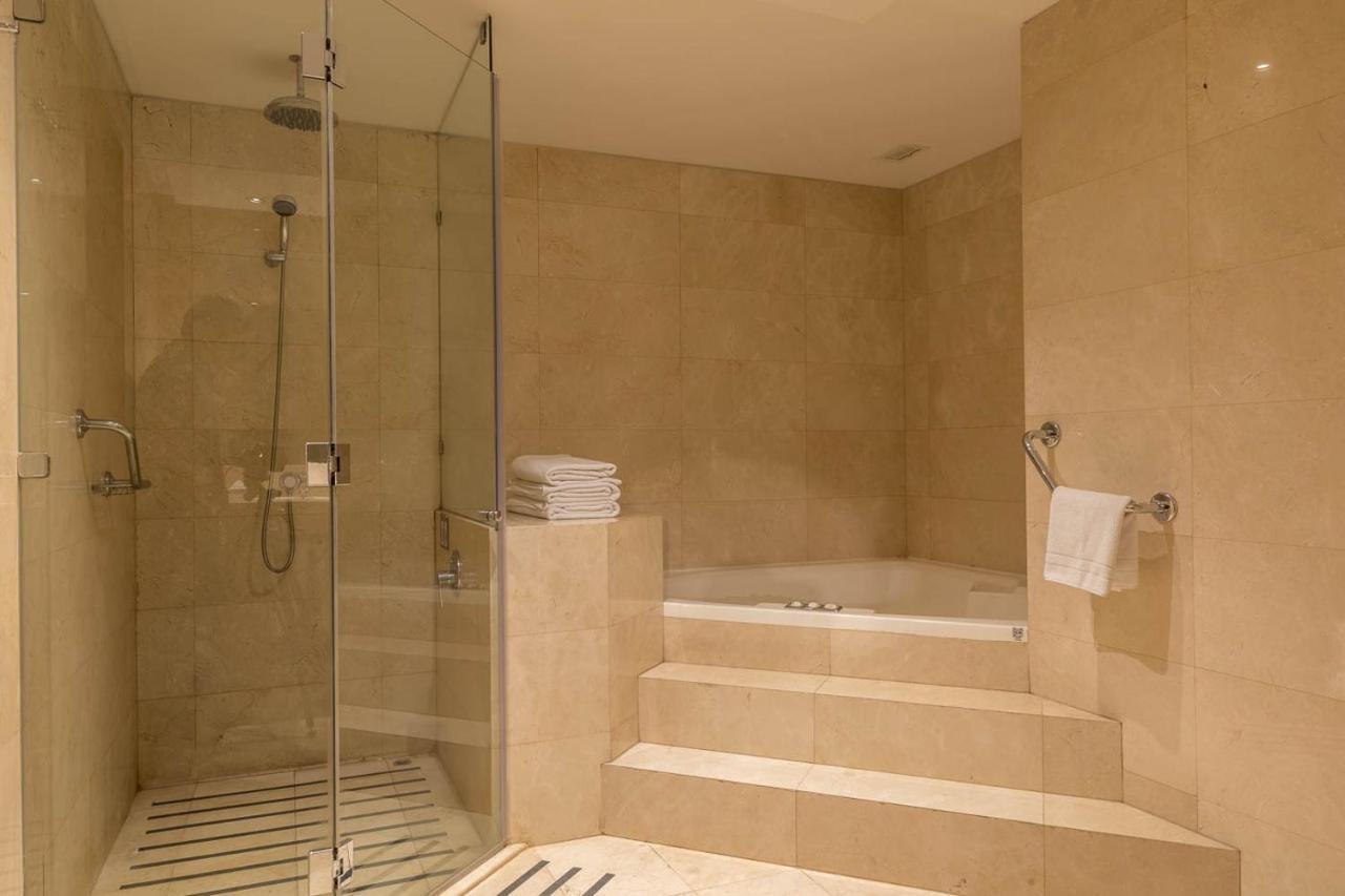 Sheraton Miramar Hotel & Convention Center Він'я-дель-Мар Екстер'єр фото A shower and bath in a hotel bathroom